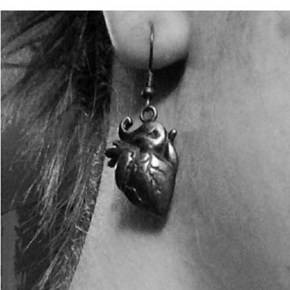 Earrings | Anatomical Hearts in Brass - Picture 2 of 3